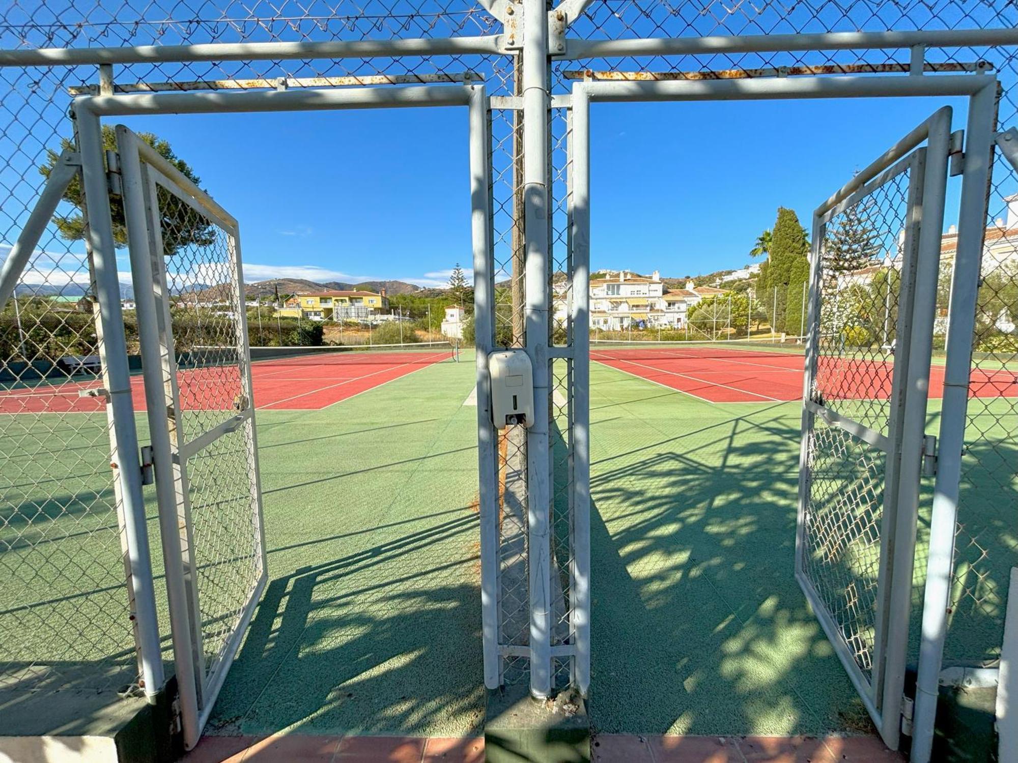 טורוקס Evans Realty Bb Adosado & Piscina & Tenis & Jardines מראה חיצוני תמונה